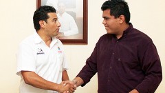 Carlos Ceballos Ortiz recibió un apoyo económico que destinará para su inscripción en el Colegio de Bachilleres.