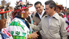 El presidente Enrique Peña Nieto estuvo con los campesinos de las zonas áridas, en Durango, para señalar que revertir la pobreza exige crecimiento económico.