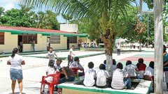Padres y alumnos de primarias de Playa del Carmen se sorprenden por el volanteo que realizan los mentores.