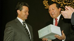 El presidente Enrique Peña Nieto recibe del titular de la Comisión Nacional de los Derechos Humanos, Raúl Plascencia, su informe de labores 2012.