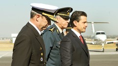 En la Base Aérea de Santa Lucía, a un costado de la pista, el presidente Enrique Peña Nieto rindió homenaje a los miembros de la Fuerza Aérea Mexicana, a quienes les dijo que son ejemplo de honor.