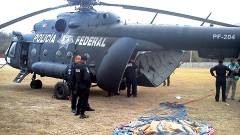 La Policía Federal envía un helicóptero para ayudar a sofocar el fuego en los incendios forestales registrados en San Luis Potosí