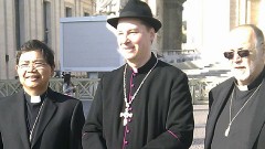 Un sujeto vestido de obispo intentó colarse al recinto donde celebrarán el cónclave para elegir al sucesor de Benedicto XVI.