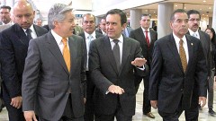 El director del AICM, Alfonso Sarabia, el secretario de Economía, Ildefonso Guajardo, y el procurador federal del Consumidor, Humberto Benítez, durante la inauguración del módulo de Profeco en el AICM.