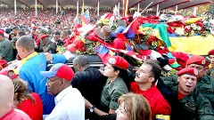 Miles de personas acompañaron el féretro de Hugo Chávez desde el hospital hasta la Academia Militar de Venezuela.