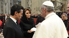 El presidente Enrique Peña Nieto, y su esposa, Angélica Rivera, durante la primera misa oficial con la cual inició la gestión del Papa Francisco.