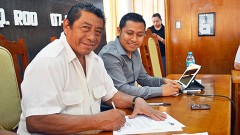 El presidente municipal y el secretario del ayuntamiento firmaron un documento de solicitud de ingreso al Programa de Acción Climática Municipal.