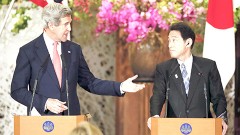 John Kerry, secretario de Estado de la Unión Americana, llegó ayer a Tokio, para simbolizar la alianza con Japón, con quien reiteró que los Estados Unidos están comprometidos.