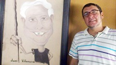 El billar lo traemos en la sangre, dice Roberto Villanueva Guerrero, junto a la caricatura que corresponde a su abuelo.