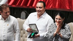 El gobernador Roberto Borge Angulo hizo entrega de la Medalla al Mérito a la actriz y cantante chetumaleña Silvia Astrid Hadad.