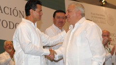 El presidente Enrique Peña Nieto felicita al secretario de Educación, Emilio Chuayffet, tras su discurso en Boca del Río.
