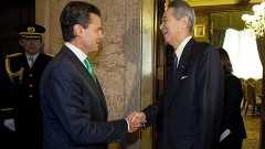 El presidente Enrique Peña Nieto se reunió ayer con un extenso grupo de empresarios japoneses, a quienes ofreció nuevas políticas y estrategias económicas.