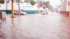 Ayer así se encontraba de inundada la avenida Benito Juárez de la cabecera municipal de esta localidad.