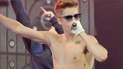 Bieber promueve su más reciente álbum titulado Believe que le ha merecido el éxito en los principales charts a nivel mundial.