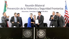 Janet Napolitano, secretaria de Seguridad Interna de EU y el titular de Gobernación, Miguel Ángel Osorio Chong, durante la firma del documento.