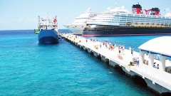 La Dirección General de la Administración Portuaria Integral de Quintana Roo (Apiqroo), que preside Ercé Barrón Barrera, calendarizó la llegada de 13 cruceros en las diferentes terminales de la Isla de las Golondrinas.