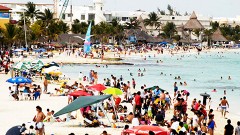 Los elementos de Seguridad Pública recorren la zona de playa que va desde el muelle fiscal hasta Punta Esmeralda, donde se espera que para este fin de semana llegue un aproximado de 15 mil bañistas.