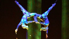 Sarah Guyard-Guillot, a la izquierda, minutos antes de caer y morir. La acróbata francesa, de 31 años, cayó desde 15 metros de altura en una representación de Ka en Las Vegas.