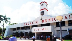 El reciente atraso en el pago de la nómina del ayuntamiento de Cozumel y el anuncio del área de recursos humanos, de un nuevo recorte de personal del ayuntamiento, mantiene inquietos y preocupados a los empleados, que están en alerta para actuar.