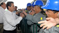 El presidente Enrique Peña Nieto convivió con los trabajadores metalúrgicos de Altos Hornos de México, en Monclova, Coahuila.