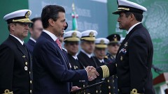 El presidente Enrique Peña Nieto entregó menciones honoríficas a personal de la Armada y el Ejército, donde llamó a alinear todas las políticas públicas y sociales.