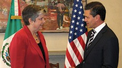 La secretaria de Seguridad Nacional de los Estados Unidos, Janet Napolitano, y el presidente Enrique Peña Nieto, durante sus conversaciones en la residencia oficial de Los Pinos.