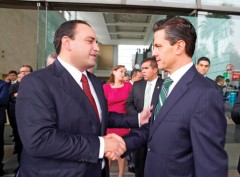 Durante la instalación del Gabinete Turístico, el presidente Enrique Peña Nieto y el gobernador de Quintana Roo, Roberto Borge Angulo, se felicitaron.
