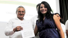 Víctor Alcérreca Sánchez, director del Consejo Quintanarroense de Ciencia y Tecnología, en la entrega de las becas.