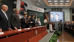 El presidente Enrique Peña Nieto tomó ayer protesta a la nueva mesa directiva de la Cámara Nacional del Autotransporte.