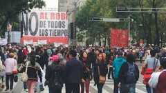 El ex candidato presidencial Andrés Manuel López Obrador cambió su asamblea de información para la avenida Juárez, en la que pospuso dar a conocer su agenda para el 22 del actual.