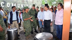 El Ejército instaló comedores comunitarios con alimentos calientes en Chilpancingo, uno de los cuales fue visitado por el presidente Enrique Peña Nieto, a cuyos damnificados le prometió reconstruir sus viviendas.