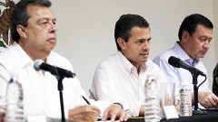 El presidente Enrique Peña Nieto informó que viajó nuevamente a Acapulco, donde dijo que emitirá un decreto para dar facilidades y prórrogas a los contribuyentes afectados por las tormentas en 26 estados.