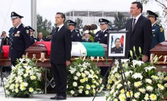 El presidente Enrique Peña Nieto montó una guardia de honor ante los féretros de los policías federales caídos en el cumplimiento del deber en la Costa Grande de Guerrero.
