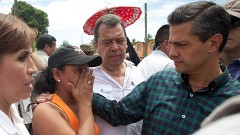 El presidente Enrique Peña Nieto llegó ayer a Coyuca de Benítez, donde escaló el puente colapsado del río y conversó con los lugareños, con quienes se comprometió que la rehabilitación de la vía concluye en 10 días.