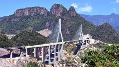 El puente Baluarte es el más largo y alto de Latinoamérica y es parte de la autopista Durango-Mazatlán.