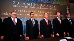 El primer mandatario, Enrique Peña, encabezó los festejos por el 20 aniversario de la autonomía del Banco de México.