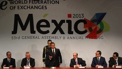 El primer mandatario del país, Enrique Peña Nieto, y el presidente de la BMV, Luis Téllez, durante la reunión anual de la Federación de Bolsas de Valores.