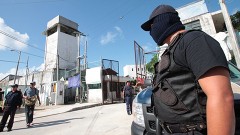 El Ejército desplegó un operativo para controlar la pelea entre internos en el penal de Cancún, en la que resultaron 27 lesionados, ninguno de ellos grave.