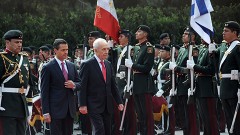 Los presidentes de México, Enrique Peña Nieto, y de Israel, Shimon Peres, pasaron revista a la guardia de honor durante la ceremonia de bienvenida oficial al mandatario israelí, en una ceremonia realizada en la residencia oficial de Los Pinos.