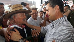 El presidente Enrique Peña Nieto saluda a los campesinos que se reunieron a escuchar el proyecto de su gobierno para el agro mexicano.