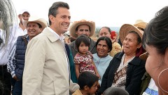 El presidente Enrique Peña Nieto dialoga con vecinos de este lugar, luego de inaugurar la presa “El Yathé”, en el Valle del Mezquital.