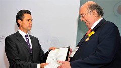 El presidente Enrique Peña Nieto impuso la condecoración de la Orden Mexicana del Águila Azteca, en grado de Insignia, a Varol Ziya Dereli, cónsul honorario de México en Estambul desde 1990.