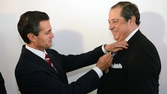 El presidente Enrique Peña Nieto condecoró con la Orden Mexicana del Águila Azteca en grado de Insignia al cónsul honorario de México en Esmirna, Kemal Colakoglu.
