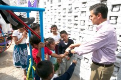En el área de juegos del comedor comunitario de Santo Tomás, el presidente Enrique peña Nieto convivió con niños de esa población indígena.