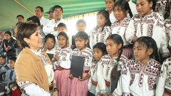 La secretaria de Desarrollo Social, Rosario Robles, visitó a los indígenas mixes de Oaxaca, que tienen alta prioridad para el gobierno.