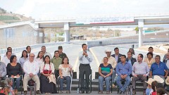 El presidente Enrique Peña Nieto inauguró ayer la vía Amecameca-Cuautla, donde anunció la construcción de dos vialidades que conectarán con la Autopista del Sol.