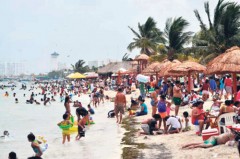 Las 16 playas públicas de Cancún lucieron saturadas, ante la afluencia de bañistas locales y de turismo nacional.