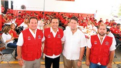 El presidente municipal Paul Carillo y su comitiva posan para DIARIOIMAGEN.