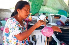 Los artesanos en Cancún padecen su peor crisis económica, al no tener un sitio fijo para vender sus productos.