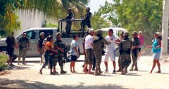 La detención de 16 comuneros de Holbox por daño al manglar, causó expectación entre los habitantes de la isla, quienes trataron de impedir que la autoridad los detuviera.